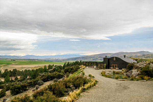 landscpe view of Cromwell with mountain ranges in the background,