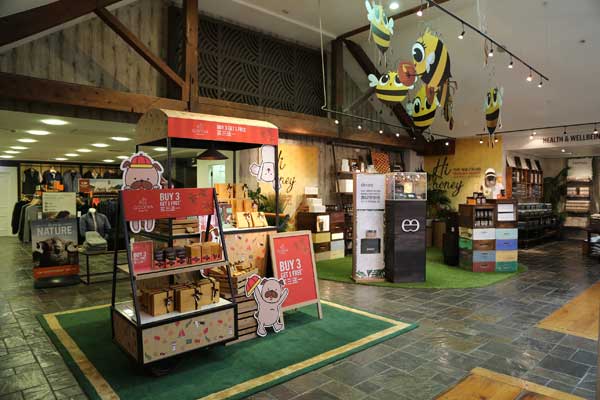 Display of honey products and other NZ goods inside T Galleria by DFS Auckland